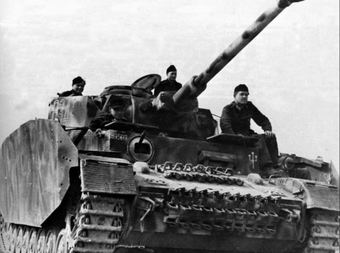 Why didn't the Germans mounted the 7.5cm pak 40 on armored tank destroyers  like the StuG III and Jagdpanzer IV? It would've simplified the logistics  for ammunition and give it better performance