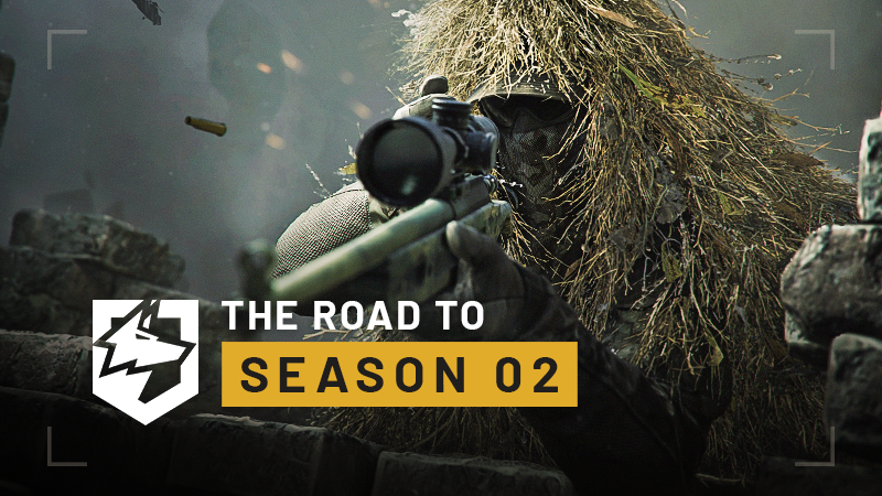 Un francotirador con traje ghillie apunta con un fusil con mira sobre un muro bajo de piedra, junto al emblema del lobo de WARDOGS y el texto «The Road to Season 02».